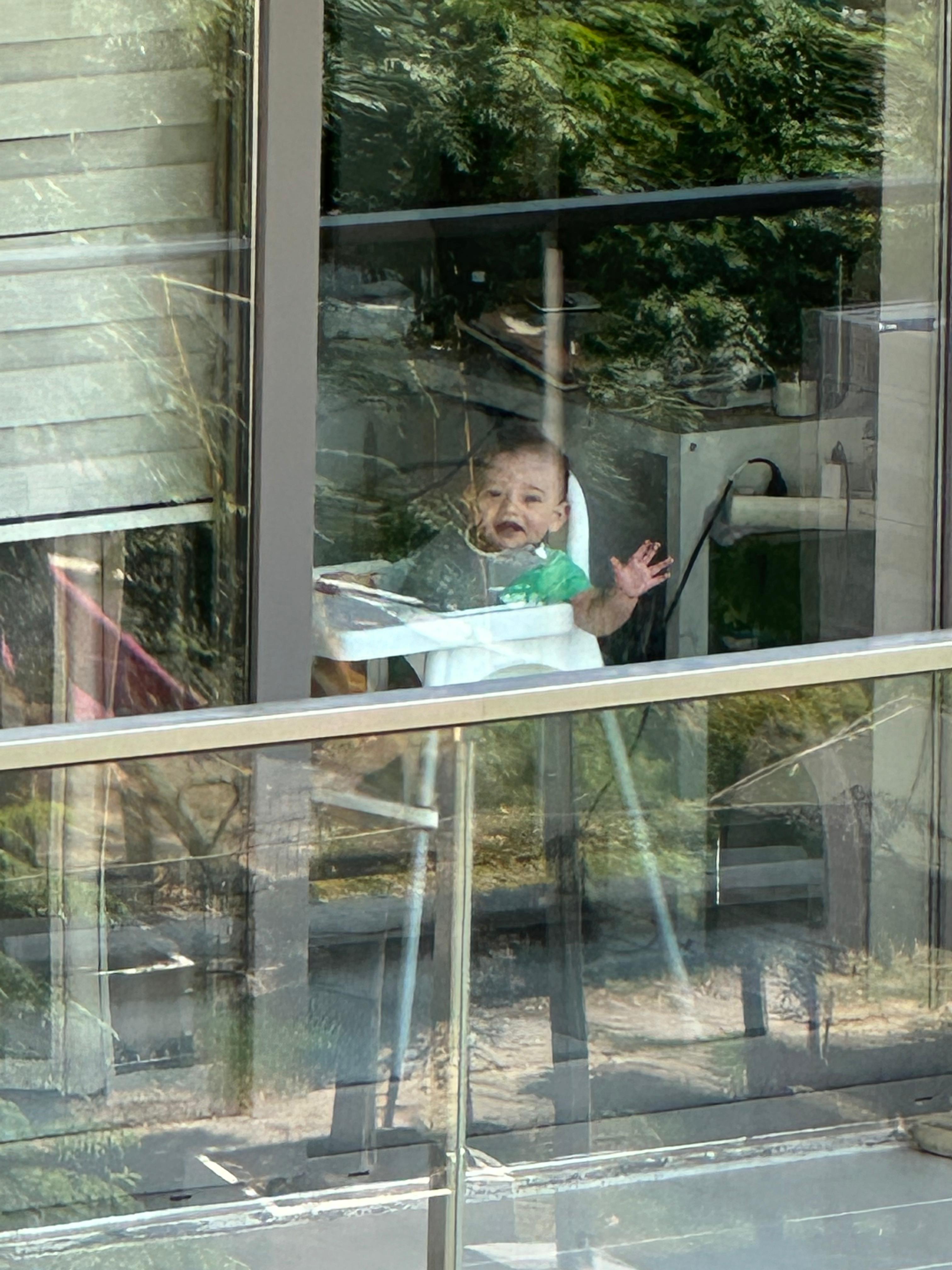 Komşuların objektifinden herkesi selamlayan Uraz